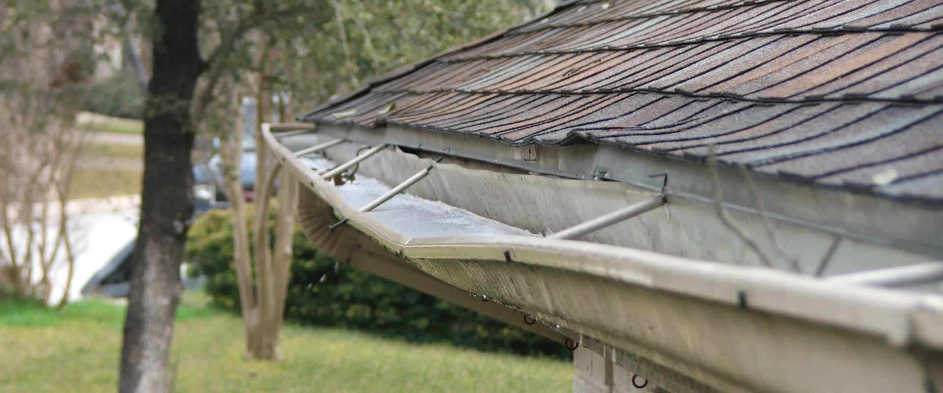 Signs of Improper Gutter Installation - How to Spot an Error Before it Causes Serious Damage